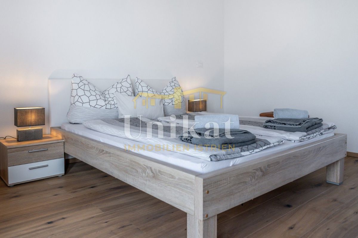 Luksuzna hiša z garažo v kleti - 3 km do morja